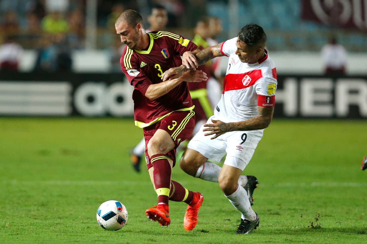 El atacante es el mayor dolor de cabeza para cualquier defensa que enfrenta a Perú. Su potencia y capacidad lo convierten en una constante amenaza.