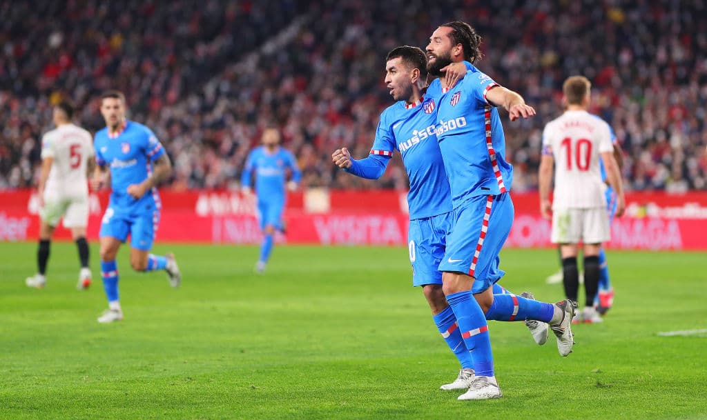 Con golers de Ivan Rakitic y Lucas Ocampos, Sevilla le pega 2-1 al Atlético de Madrid y se ponen a cinco puntos del líder, Real Madrid.