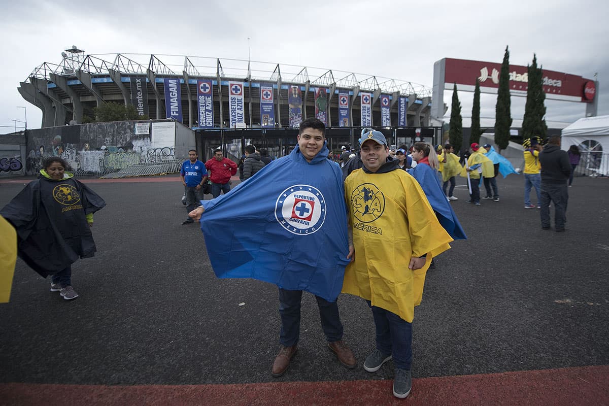 Convivencia es lo que demuestran estos fanáticos de Cruz Azul y América.