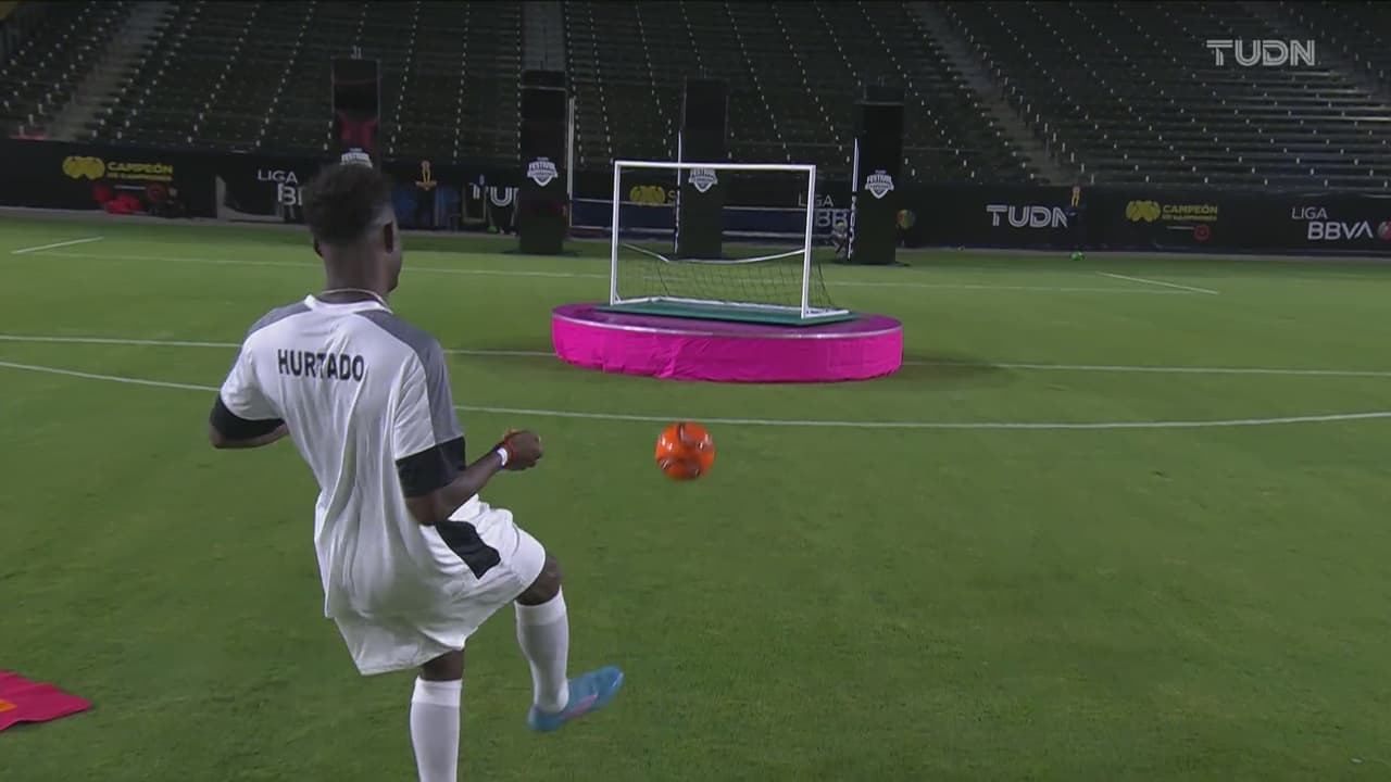 Stoichkov, Zamorano, Ramón Morales, Avilés Hurtado, Mané de la Parra y muchos más participaron en las dinámicas que pusieron a prueba su calidad y talento con el balón.