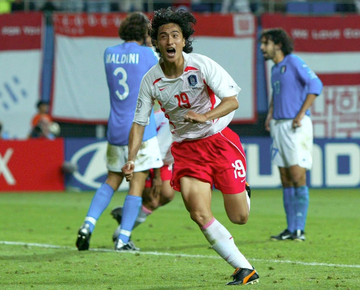Ya en la prórroga, al minuto 117, el delantero Ahn Jung-Hwan marcó el gol del triunfo que dejó a su país en cuartos de final y mandó a Italia a su casa.