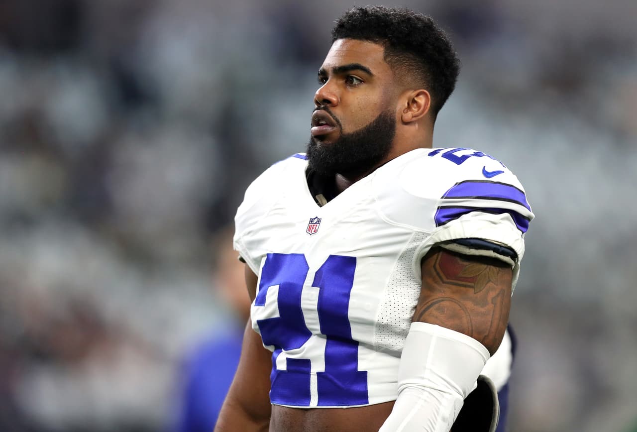 ARLINGTON, TX - JANUARY 15: Ezekiel Elliott #21 of the Dallas Cowboys warms up on the field prior to the NFC Divisional Playoff game against the Green Bay Packers at AT&T Stadium on January 15, 2017 in Arlington, Texas. (Photo by Tom Pennington/Getty Images)