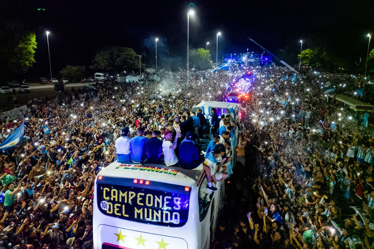 Festejos de la selección argentina en Buenos Aires tras ganar el Mundial Qatar 2022.