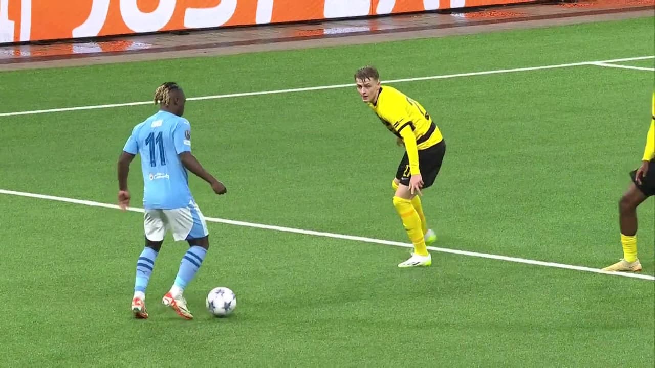 ¡TIRO ATAJADO! disparo por Jérémy Doku.