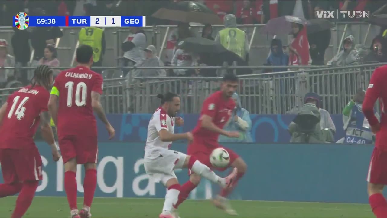 ¡Travesaño! Kochorashvili hizo un jugadón que no termina en gol