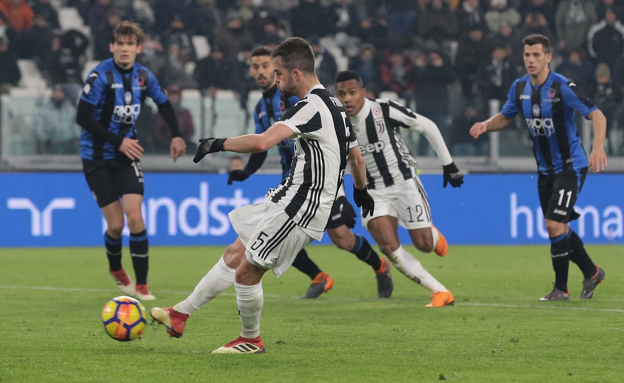 En el minuto 30 del segundo tiempo, en un forcejeo dentro del área del Atalanta, el colegiado señaló con la pena máxima un agarrón sobre Matuidi, ante la sorpresa de los jugadores visitantes.
