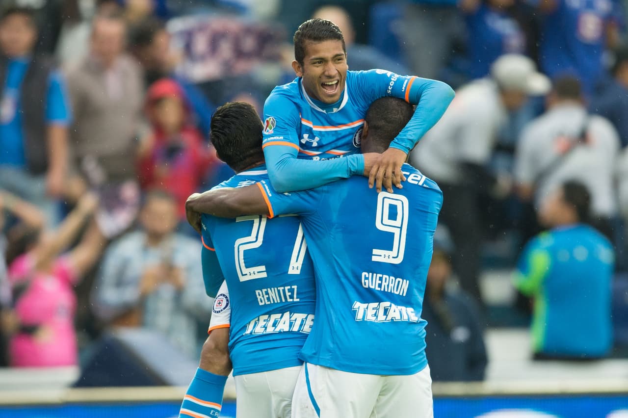 Otro de los cambios que ha reflejado el Cruz Azul en este torneo es el hacer pesar su cancha, en lo que va del Clausura 2016 los celestes se mantienen invictos como local con 3 victorias y un empate, el torneo anterior para estas fechas el equipo tenía una victoria y 3 derrotas.