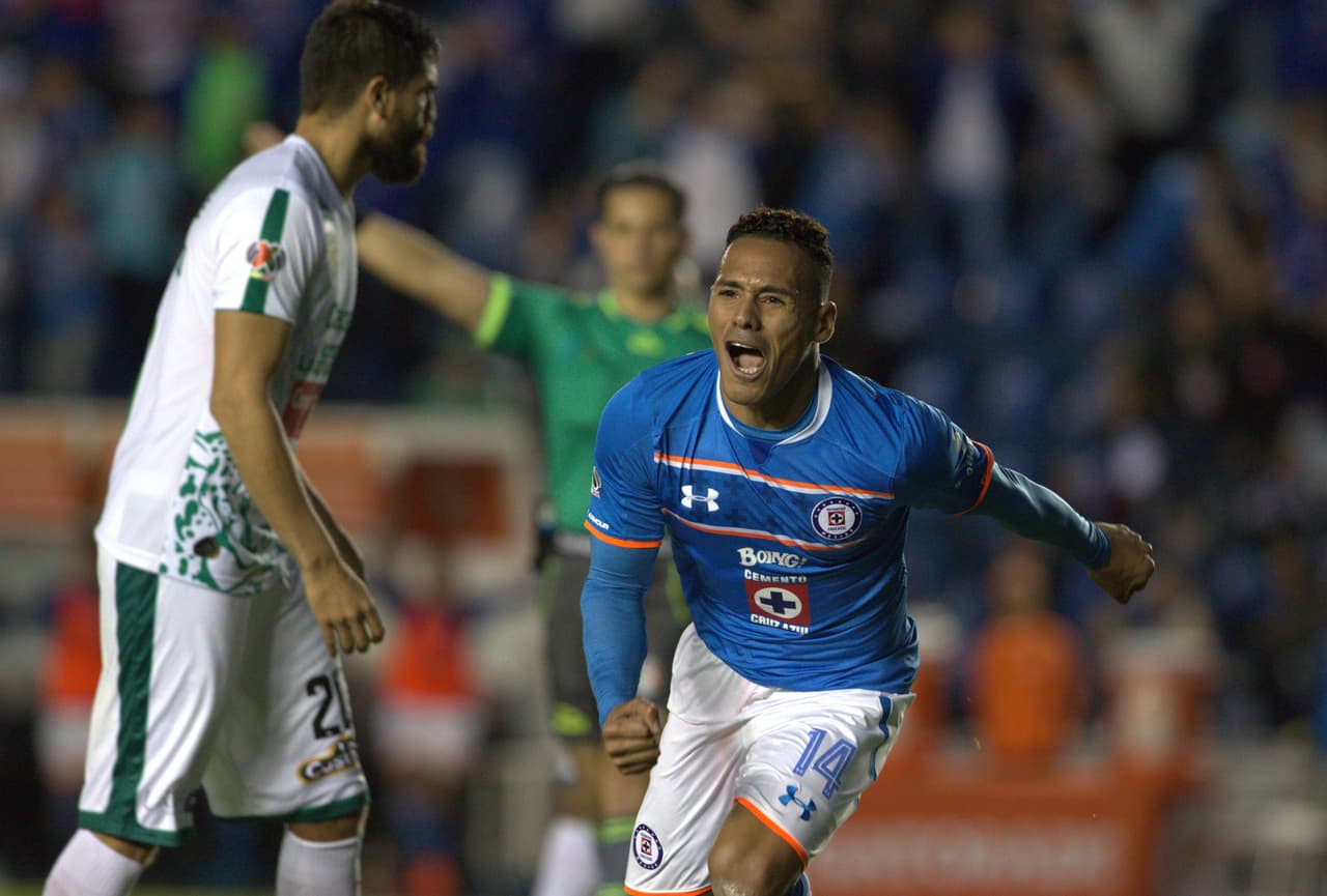 El contraste del buen paso de Cruz Azul está como visitante, los azules aún no conocen lo que es la victoria, hasta el momento llevan 3 empates y una derrota, aunque han ido mejorando en patio ajeno con el pasar de los juegos.