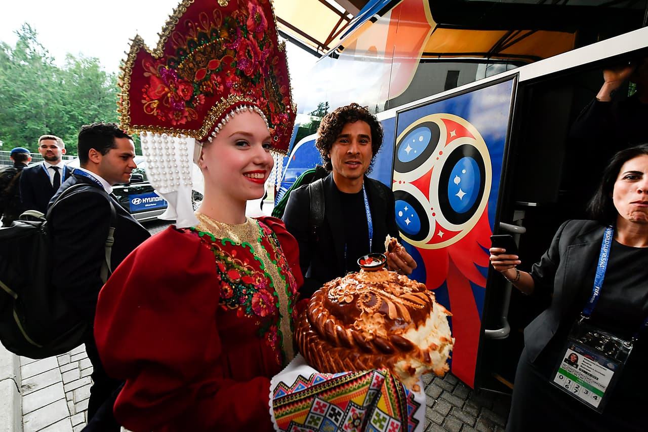 E hizo acto de aparición una de las joyas gastronómicas de Rusia: el famoso karavay. Este pan se usa para celebraciones especiales en aquella nación, gran halago a la llegada del Tri. (Foto: IMAGO7)