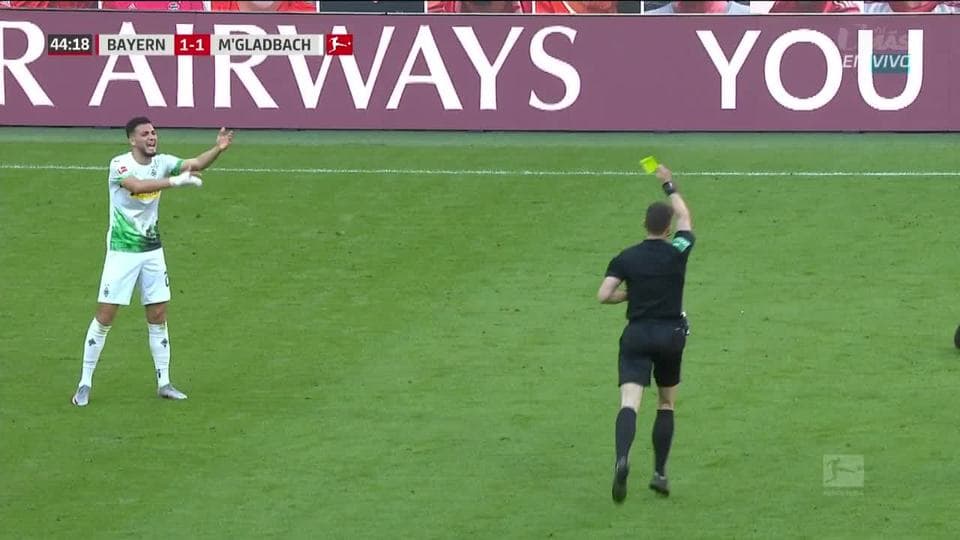 Tarjeta amarilla. El árbitro amonesta a Ramy Bensebaini de Borussia Mönchengladbach