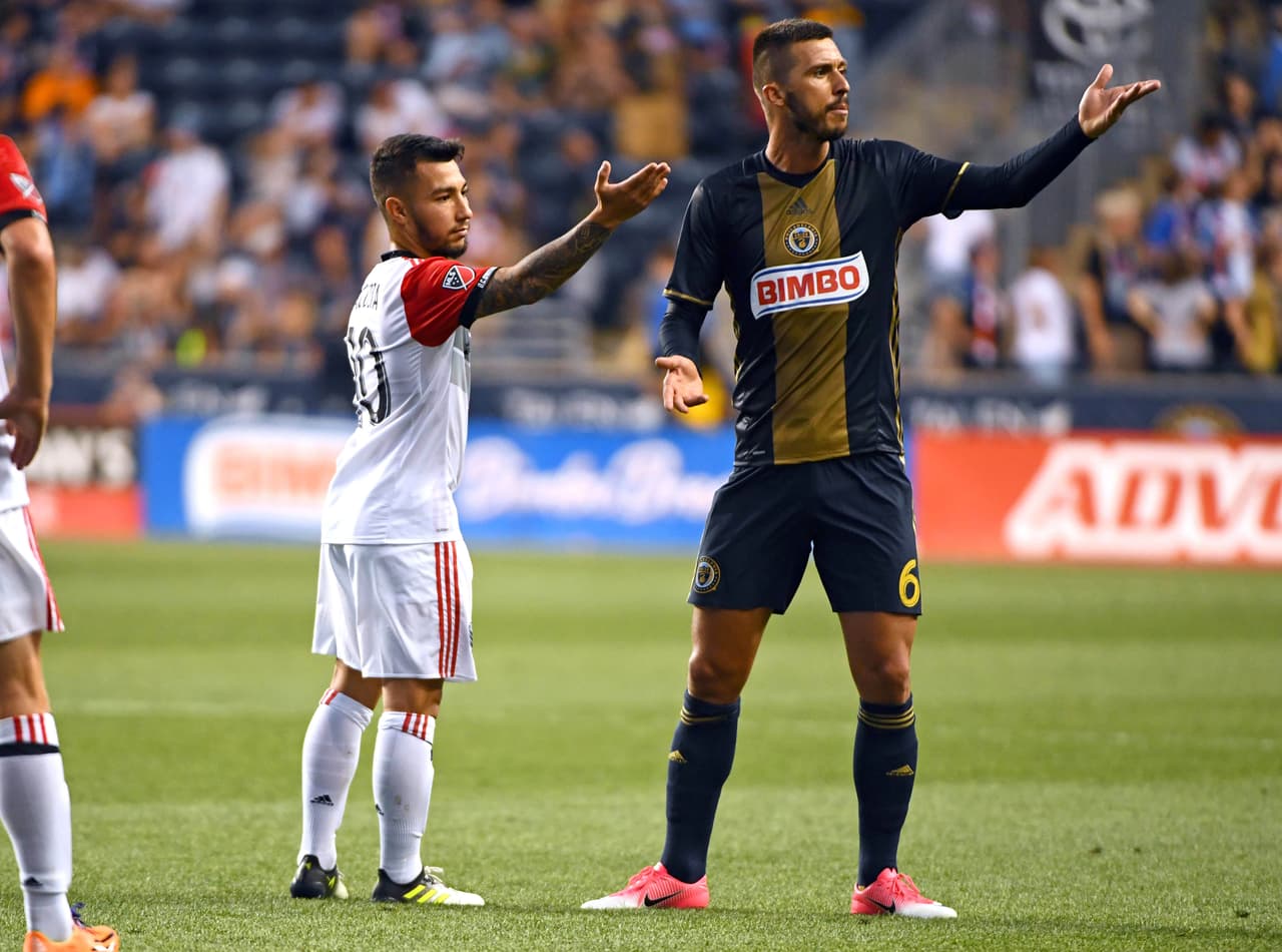 Árbitro le rescinde una tarjeta roja a Luciano Acosta gracias a la honestidad de un rival