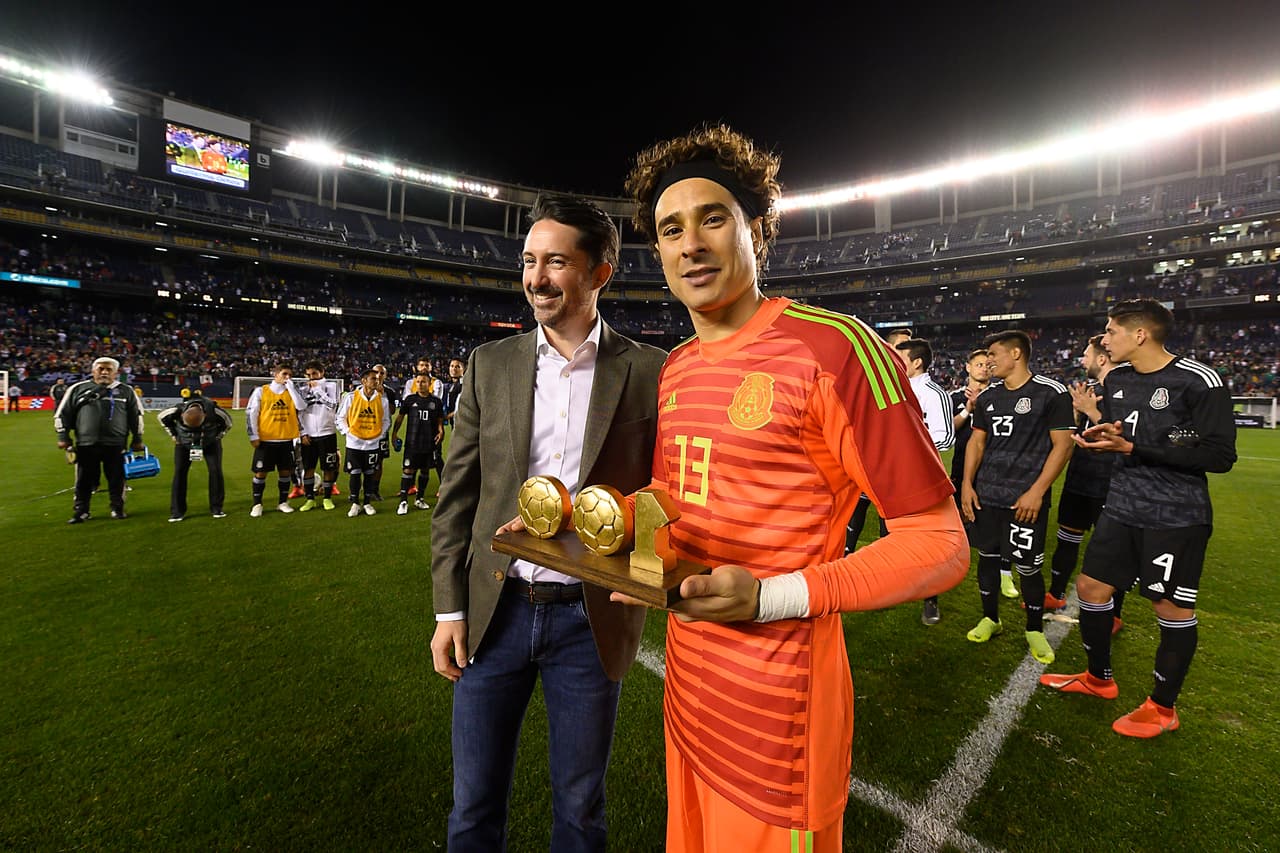 Al término del partido, la Federación Mexicana de Fútbol le entregó un trofeo en reconocimiento por los 100 partidos a Memo Ochoa.