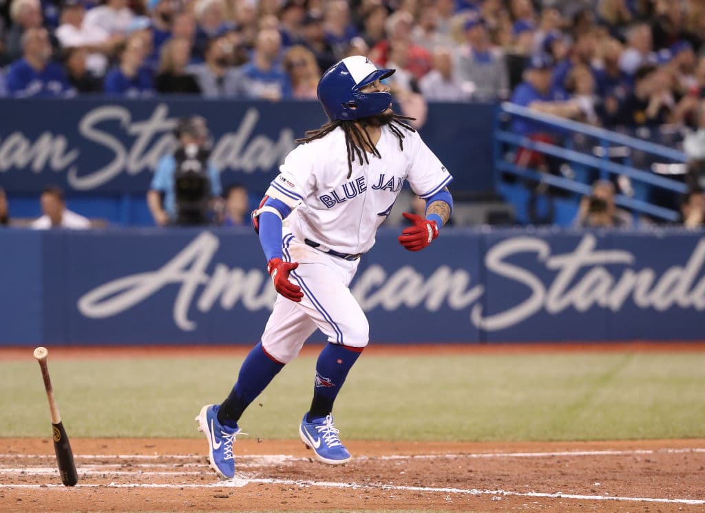 Cavan Biggio recibió un boleto e intentó robarse la intermedia. La revisión del video revirtió el out marcado originalmente. Un bateador después, el venezolano Galvis sacudió su noveno vuelacercas de la temporada.