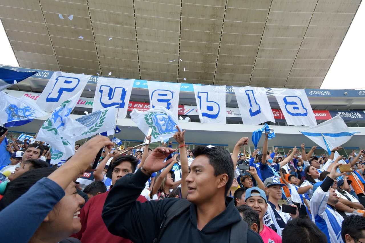 Los fanáticos llegaron al estadio Cuauhtémoc para respaldar al Puebla previo a su partido clave contra Xolos en Tijuana, al que deben vencer para meterse en la Liguilla, un sueño de los aficionados.
