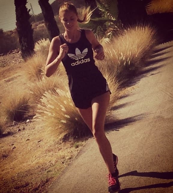 La bella modelo española es esposa del nuevo jugador del Panathinaikos, Sergio Sánchez, quien antes jugó en el Málaga.