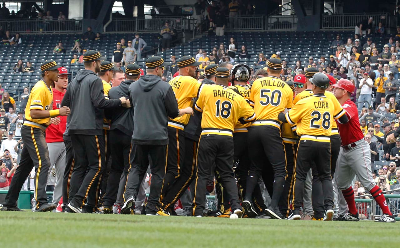 El juego se calentó desde la cuarta entrada cuando Archer hizo un lanzamiento por la espalda de Derek Dietrich de los Reds porque antes 'perreó' un jonrón sobre Archer. Acto seguido, el umpire lanzó sendas advertencias a ambos dugouts. Pero esto solo le echó más leña al fuego.