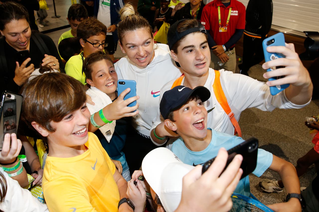 La rumana Simona Halep (foto, 2 de la clasificación WTA), la británica Johanna Konta, el australiano John Millman y el estadounidense Frances Tiafoe compartieron con los niños en el Kids Day, previo al comienzo del Miami Open, segundo Masters 1.000 del calendario de tenis.