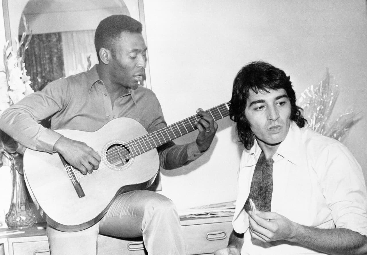 Todo un talento dentro y fuera de la cancha, pues su debut como cantante fue en 1969 y grabó la canción Perdão não tem, junto con Elis Regina.