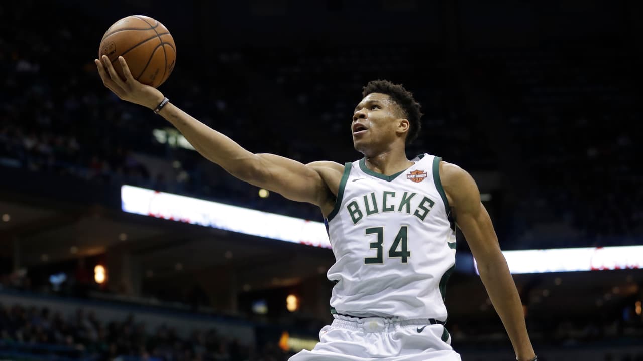 El alero griego Giannis Antetokounmpo, junto a Harden, es uno de los mejores encestadores de la NBA.