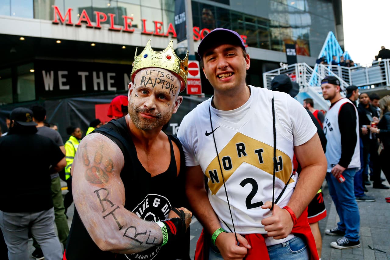 Un ambiente inmejorable el que se vivía en Toronto por el histórico arribo de sus Raptors a unas Finales de la NBA por vez primera. Dentro y fuera de Scotiabank Arena los aficionados se congregaron para estar presentes en el Juego 1 de las Finales y le aportaron mucho color a la previa del primer juego de la serie que tendrá su segunda cita el domingo próximo.
