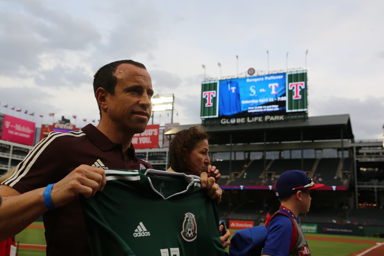 El histórico jugador de México reveló que Elvis Andrus le deseó suerte y éxito en el partido contra Croacia, y Gerardo correspondió deseándole una victoria a los Rangers esta noche.
