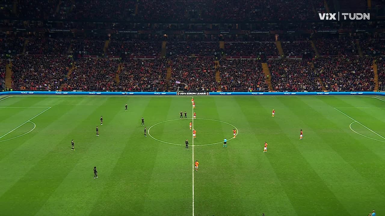 Arranca el partido y la pelota está en juego.