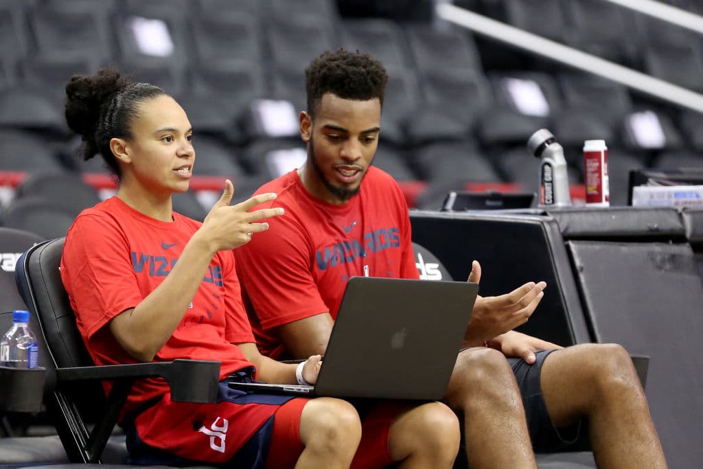 Kristi Toliver, después de ser jugadora, fue entrenadora asistente de los Washington Wizards en 2018, el entrenador era Scott Brooks