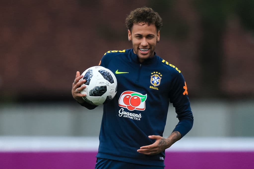 Previo al mundial, Neymar conservó su cabello natural.