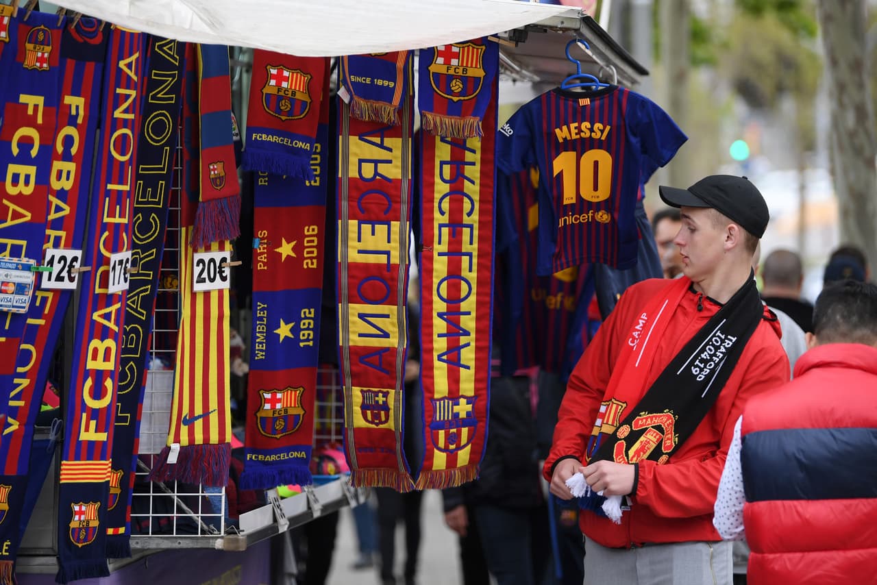 Las horas previas a la definición de la serie de Cuartos de Final de Champions League entre Barcelona y Manchester United se vivió con mucho color en las calles de la Ciudad Condal. Miles de fanáticos locales, así como algunos otros ingleses, se disfrutaron el ambiente