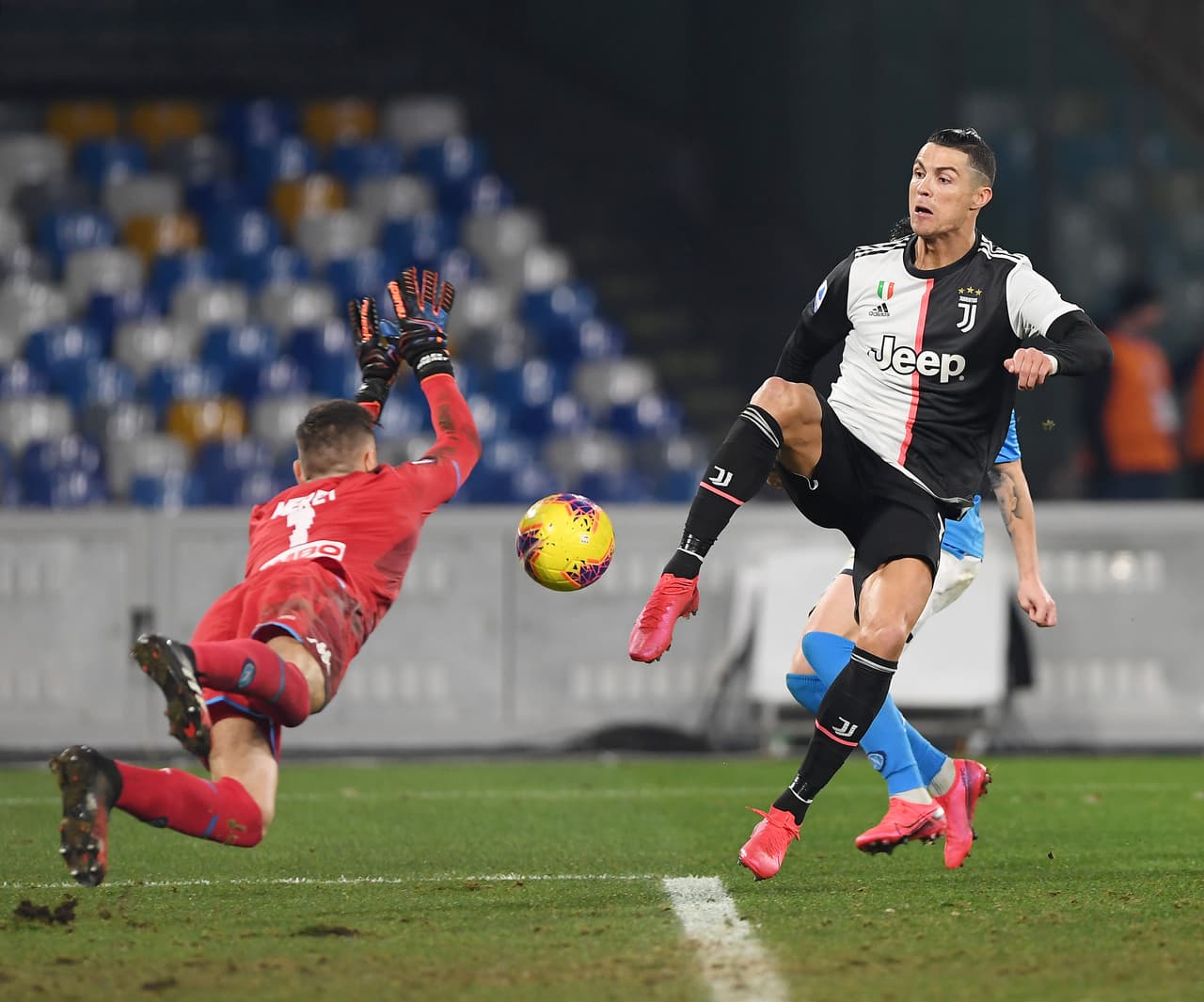 Cristiano Ronaldo descontó para la Juventus ante Napoli pero fue muy tarde y no pudo evitar el descalabro.