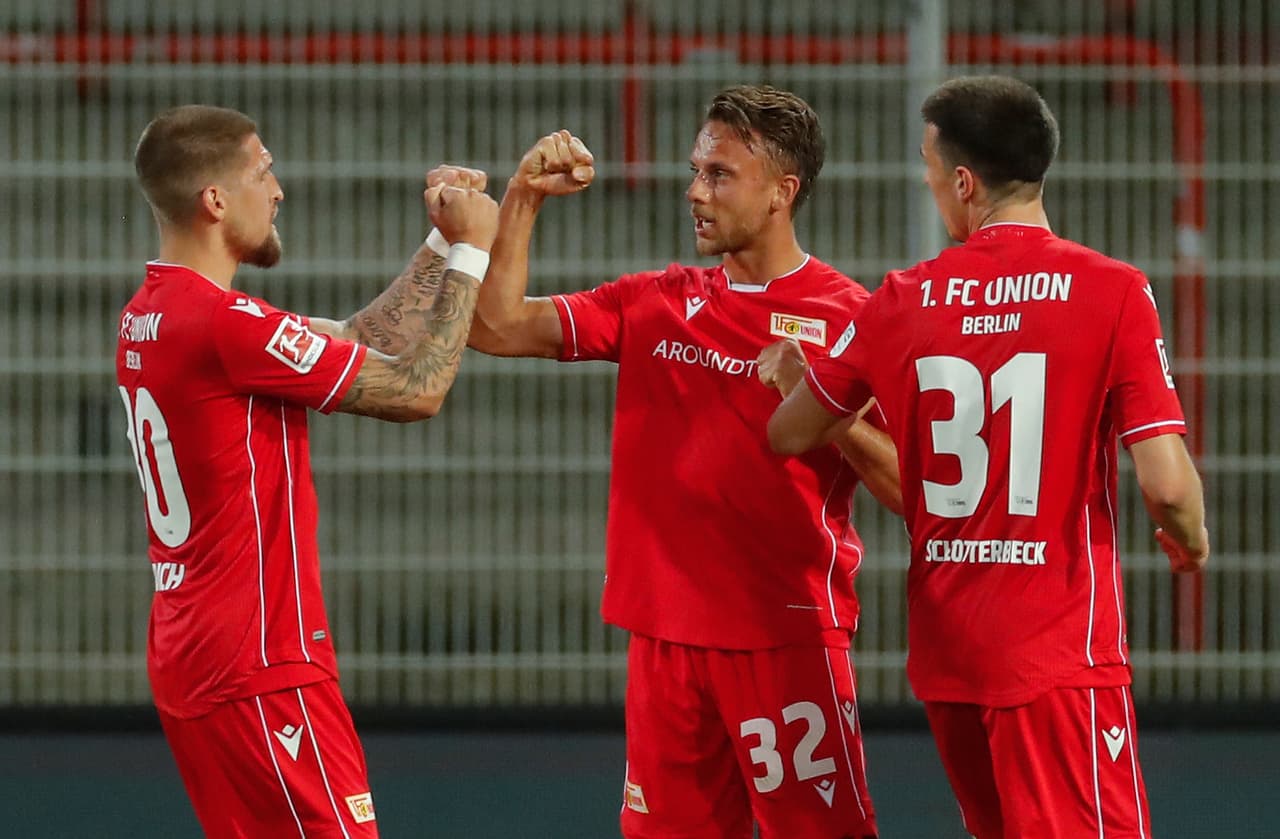 El danés Marcus Ingvartsen celebra con sus compañeros luego de haber igualado el encuentro en Berlín.