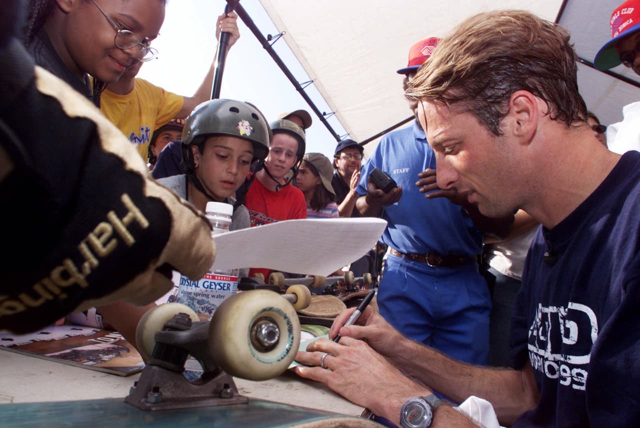 Tony Hawk presume rayos x de la terrible lesión en su mano