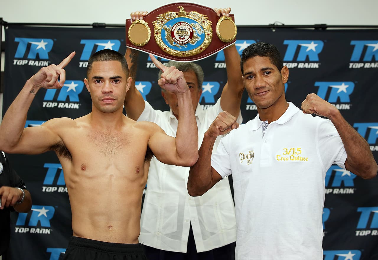 Guy Robby Miguel Marriaga posan luego del pesaje.