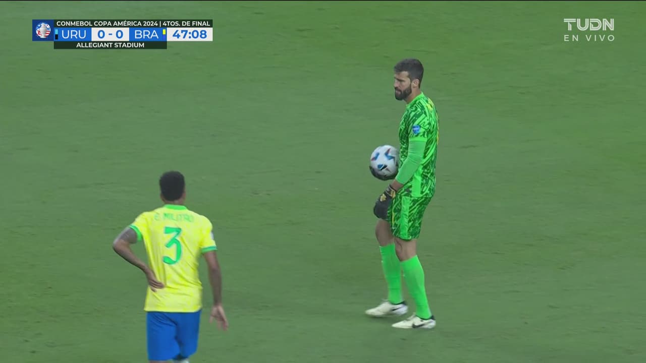 ¡Riflazo de Valverde terminó en las manos de Alisson Becker!