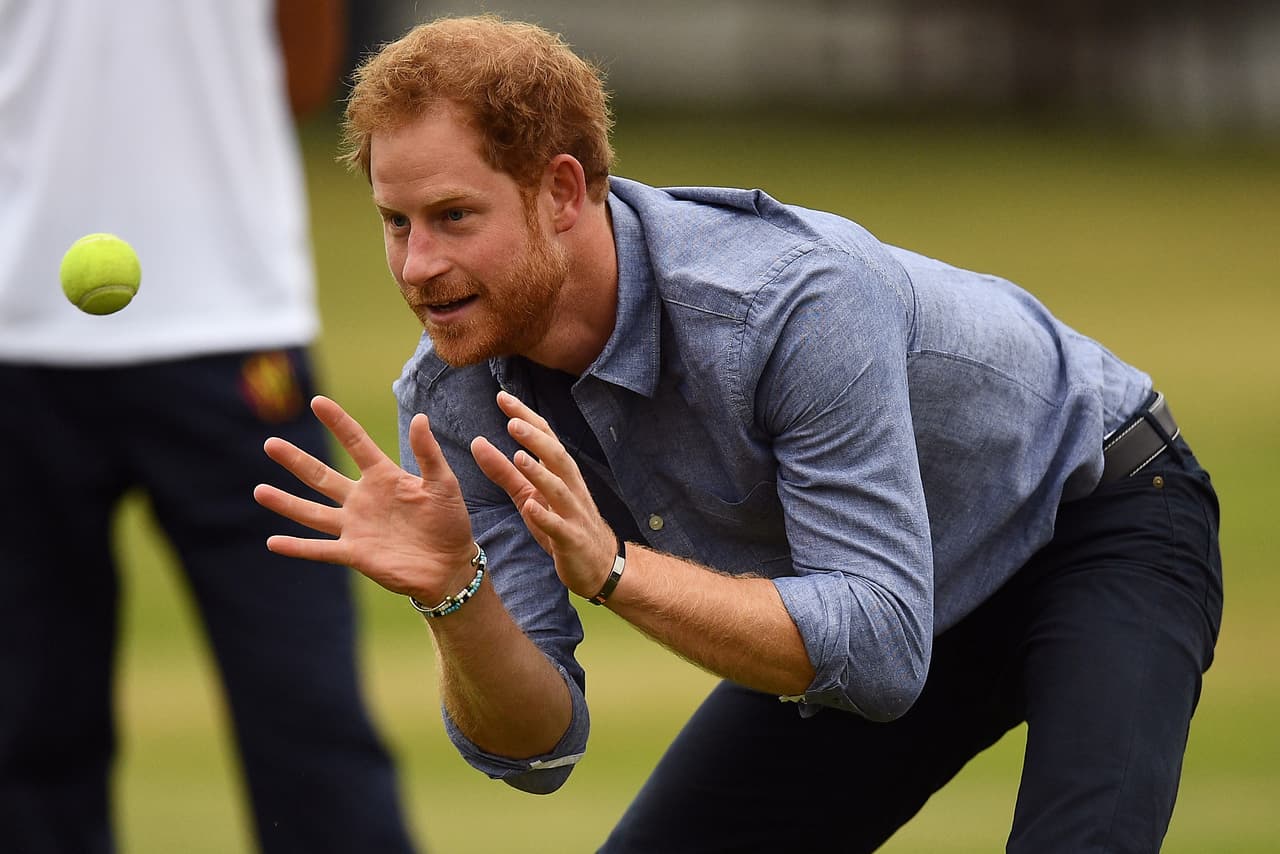 Como es tradición en su país, también practica de vez en cuando el cricket y asiste a los partidos de su selección.