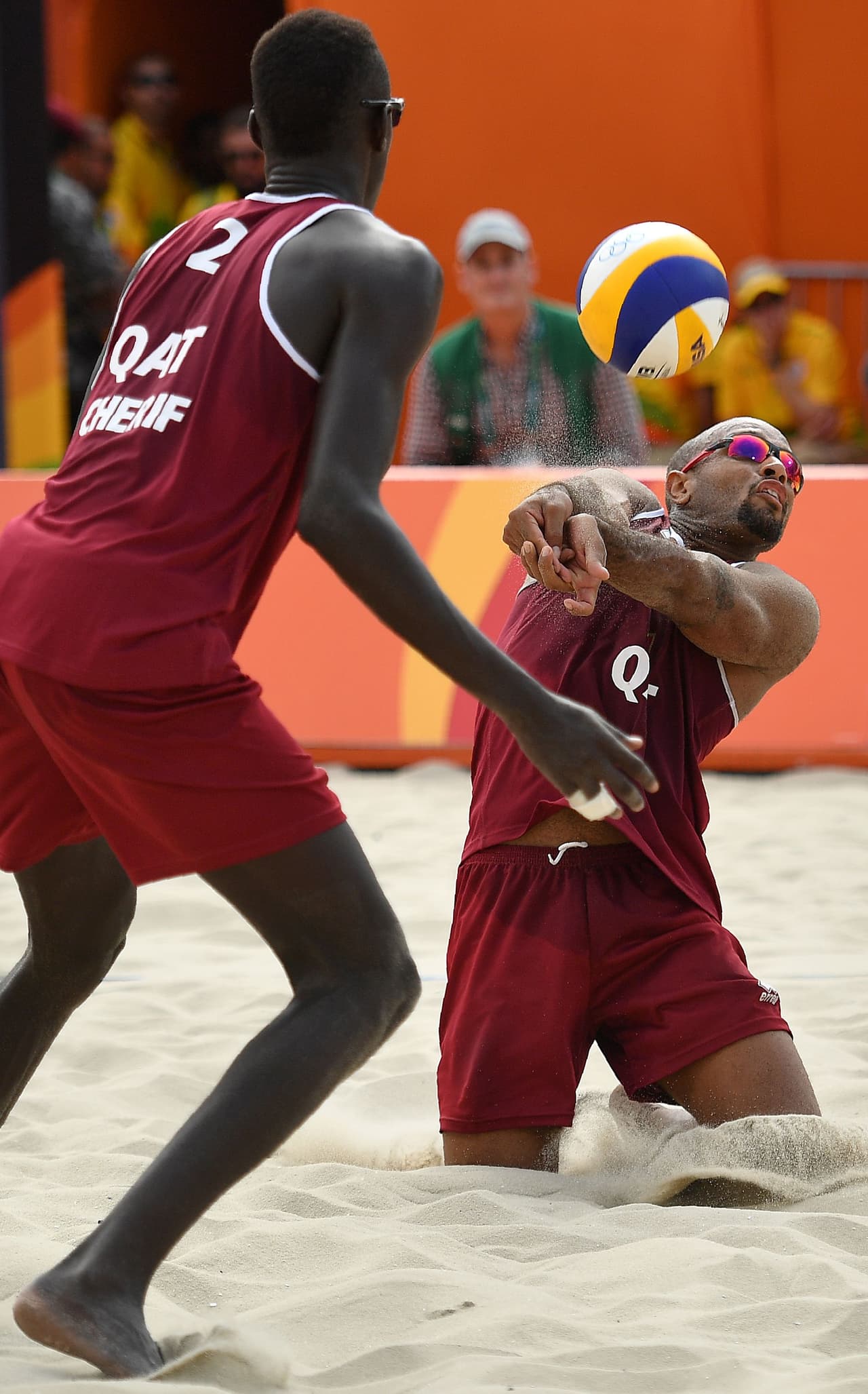 Primera regla básica para volear el balón: verlo. Al parecer en este caso esa regla no aplica.