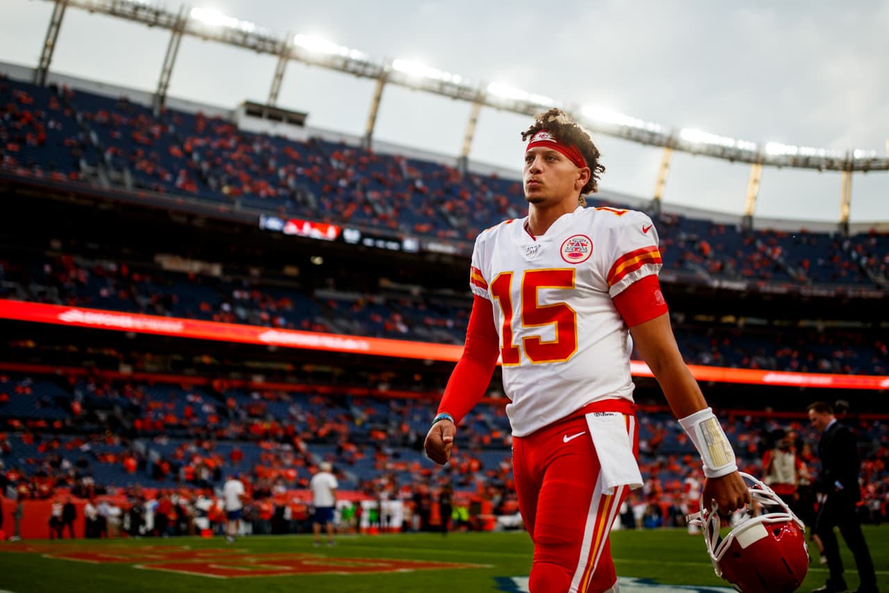 Los Kansas City Chiefs vencen a los Denver Broncos 30-6, pero pierden a Patrick Mahomes por lesión en la rodilla.