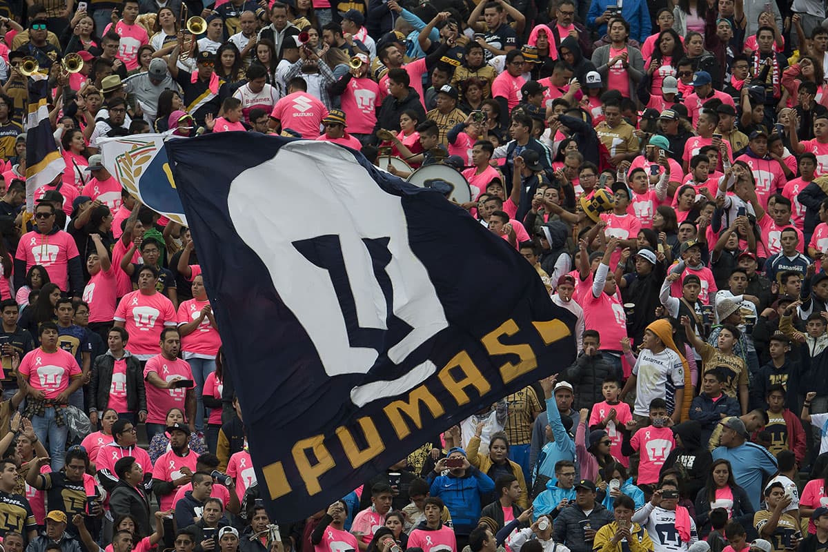 Los fanáticos de Pumas lucieron una jersey rosa con motivo de la lucha contra el cáncer de seno.