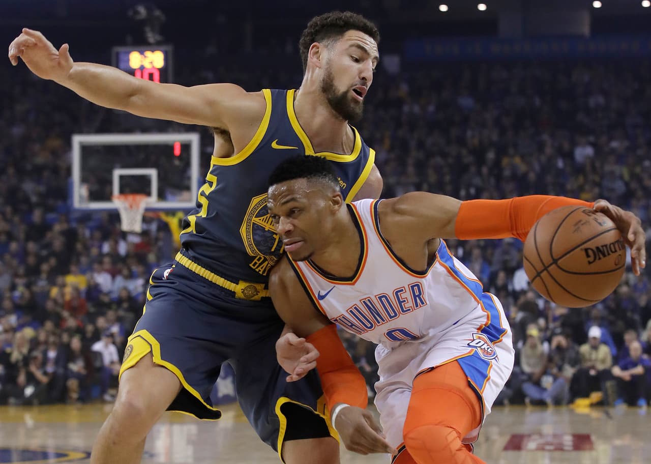 <b>Oklahoma City 123-95 Golden State</b>. Dennis Schroeder explotó con 32 puntos saliendo desde la banca para liderar al Thunder (11-6) a vencer a los Warrriors (12-7). Kevin Durant anotó 27 por los de casa.
