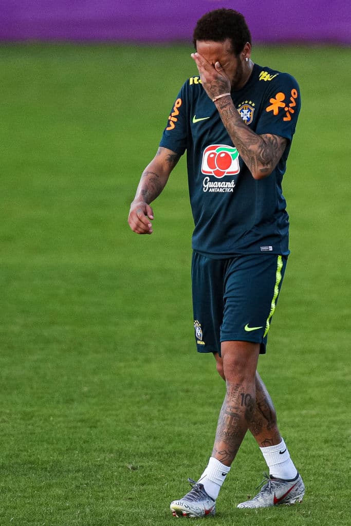 La Confederación Brasileña de Fútbol (CBF) informó que Neymar había experimentado una “incomodidad” en la rodilla y sería evaluado por el personal médic de la 'Canarinha'.