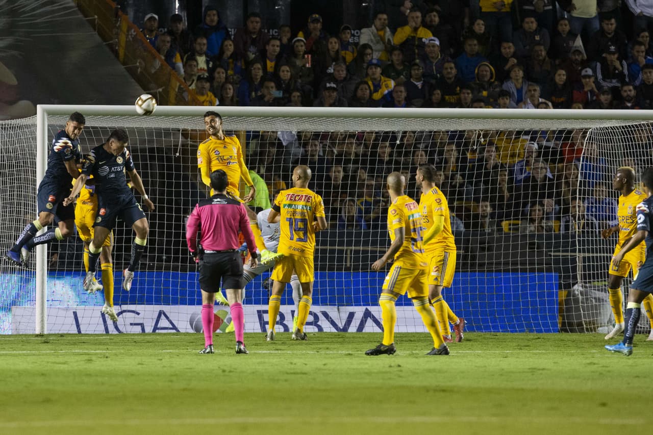 Federico Viñas se levanta por todo lo alto para marcar el primer gol del América en el Volcán.