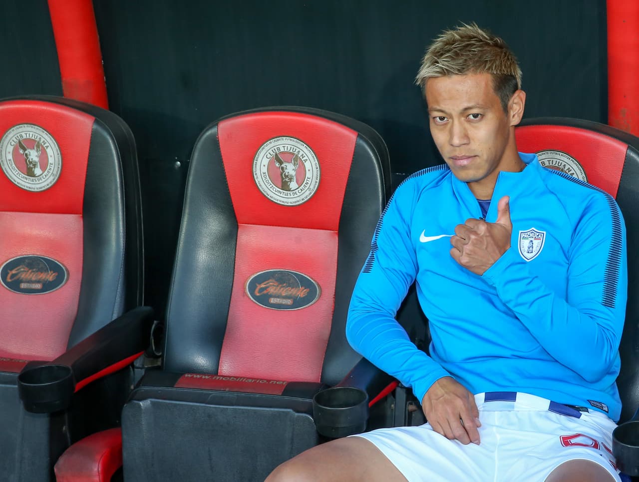 El japonés del Pachuca, Keisuke Honda, no fue inicialista con su equipo, pero sigue manteniéndose en forma.