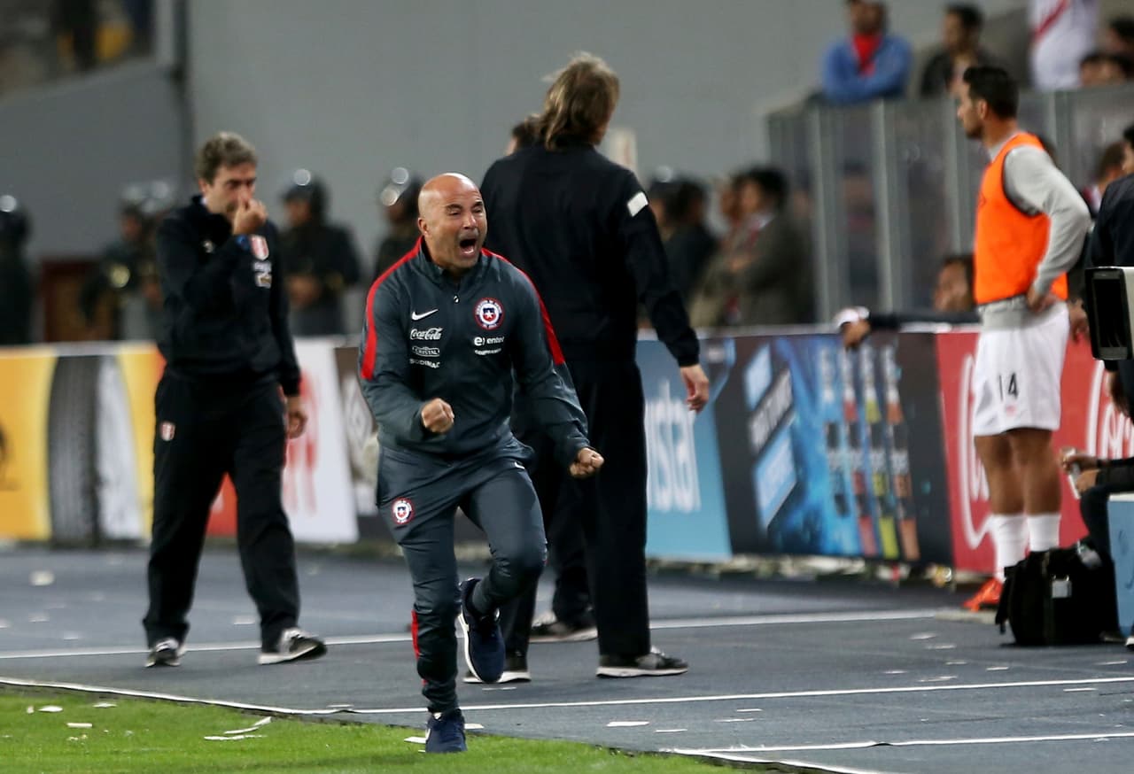 No tiene empacho el festejar un gol de los suyos como si él lo hubiera anotado.