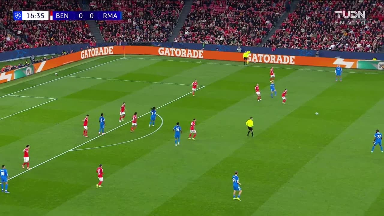 ¡TIRO ATAJADO! disparo por Arda Güler.