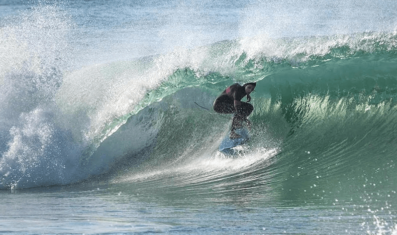 Inició en el surf a los 14 años, practicándolo en Río.