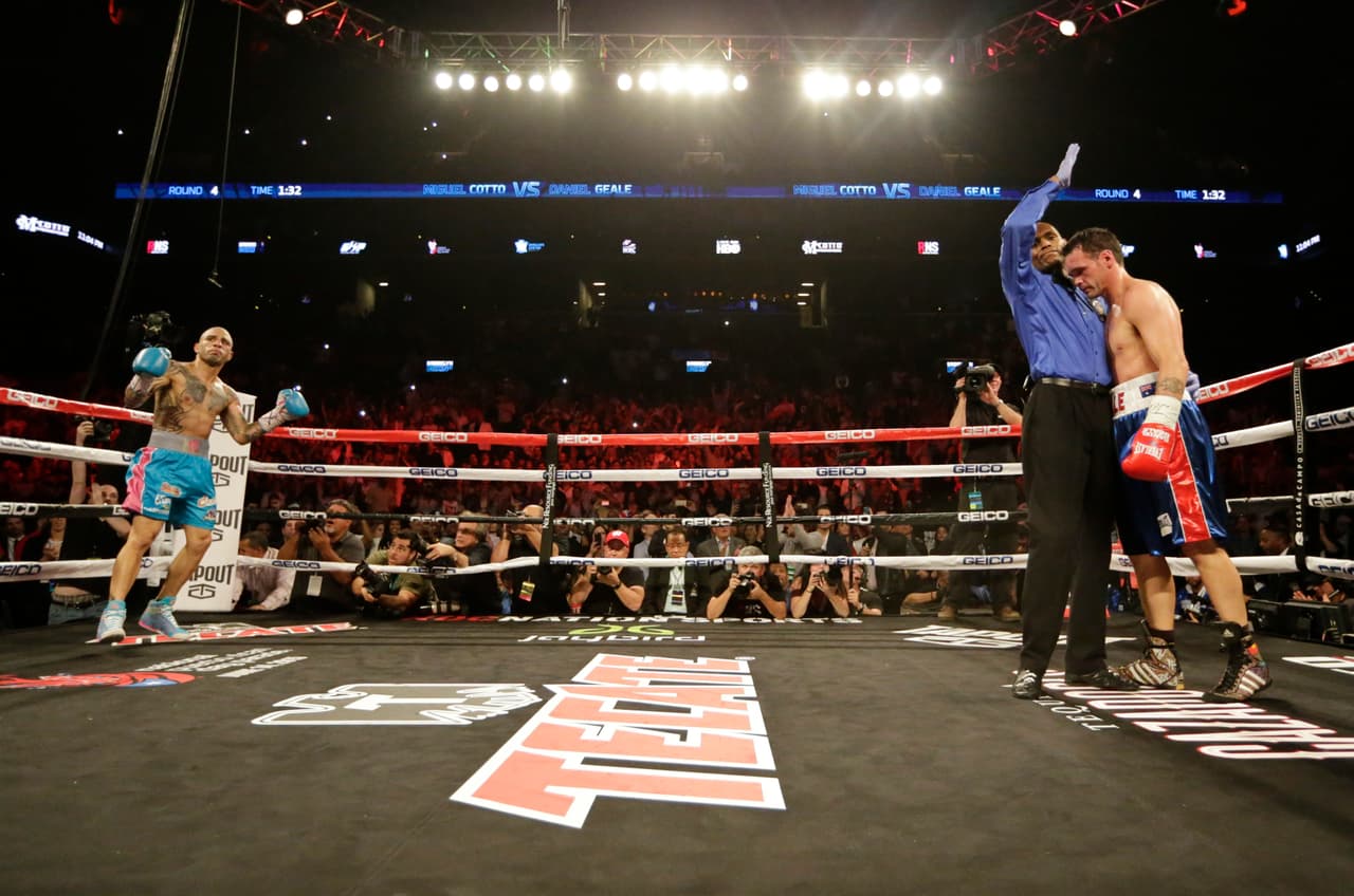 Una ráfaga de golpes acabó con las aspiraciones del retador, el réferi decidió detener la refriega.