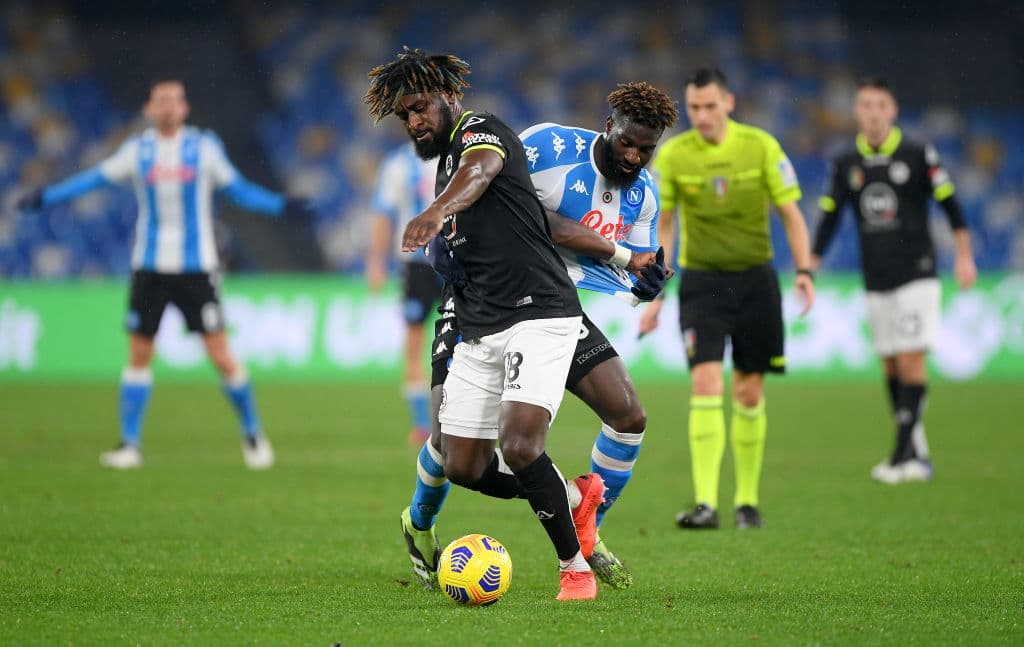 Con 10 hombres, el Napoli es derrotado ante el Spezia 1-2. Andrea Petagna ponía arriba a los 'azurri' pero dos goles por parte de Nzola y Pogeba, les dieron el triunfo a los 'aquilotti' en la Jornada 16.