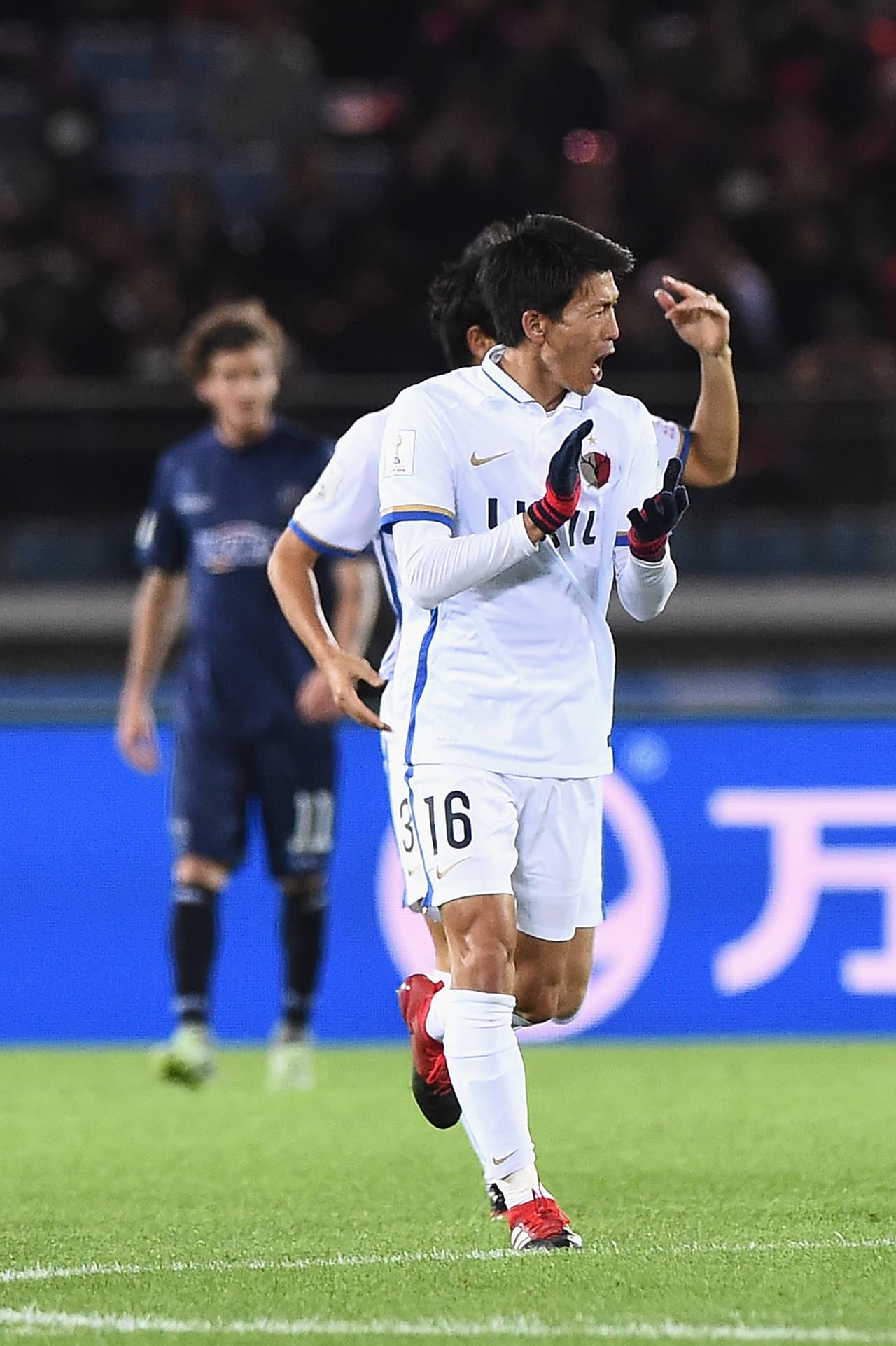 Akasaki, uno de los hombres de refresco introducidos por el técnico Masatada Ishii, conectó un disparo cerca del palo tras una bonita combinación dentro del área y empató en el minuto 67.