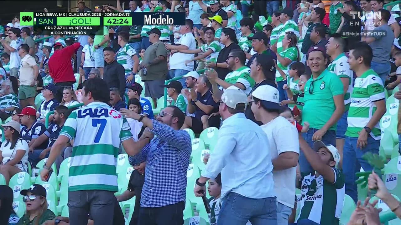 ¡GOL!  anota para Santos Laguna. Emmanuel Echeverría