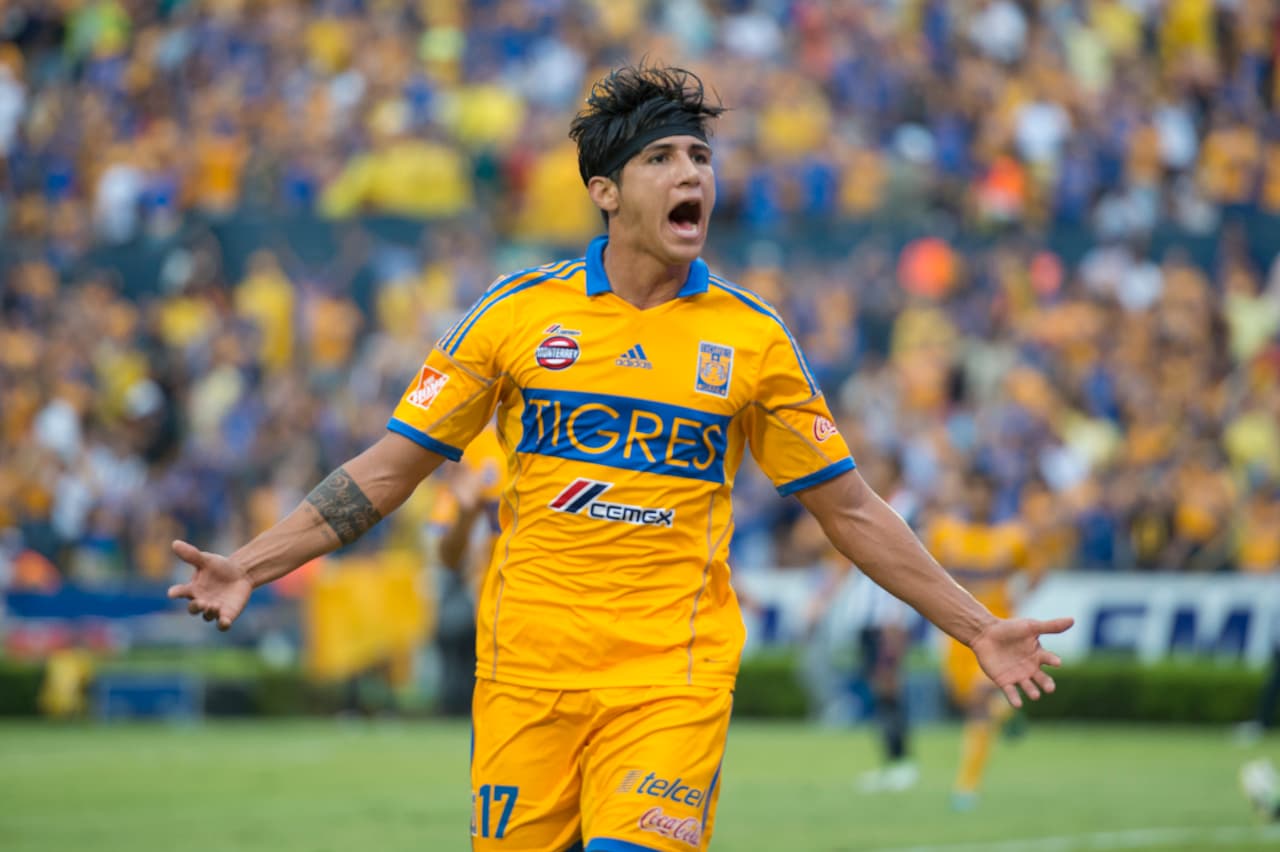 Cómo olvidar a Alan Pulido y su cinta para el cabello, el ahora atacante de Chivas llegó a peinarse con kilos de gel para el cabello y para evitar despeinarse se lo fijaba con una cinta.